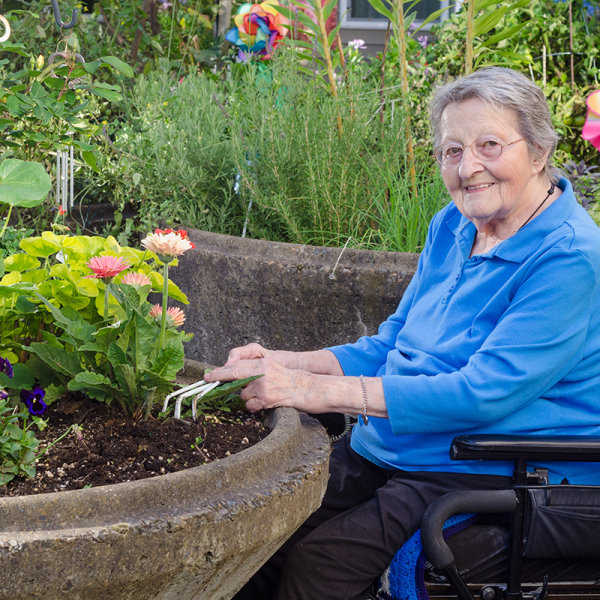  handicap-senior-garden.jpg 