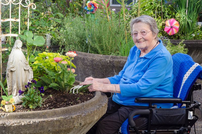 handicap-senior-garden.jpg
