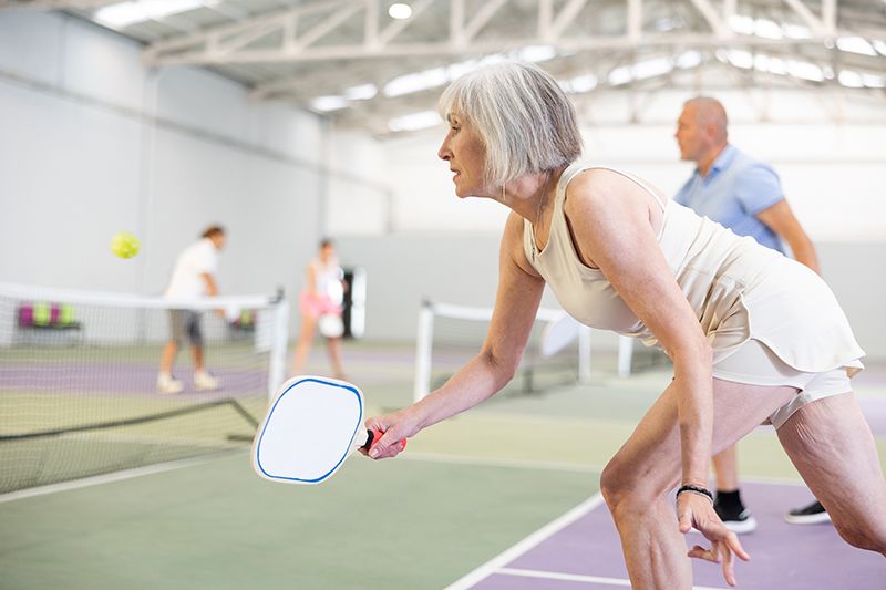 Eu só quero jogar pickleball e ignorar todos os meus problemas de velho